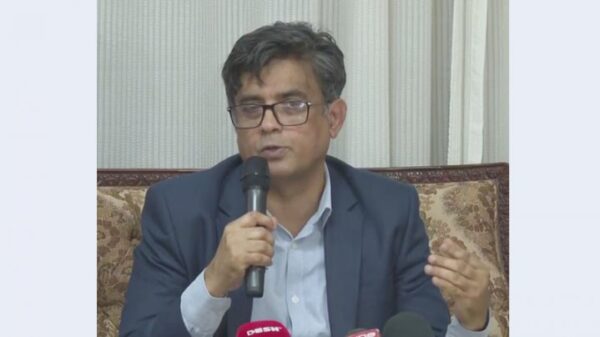 বিফ্রিংয়ে কথা বলছেন প্রধান উপদেষ্টার প্রেস সচিব শফিকুল আলম